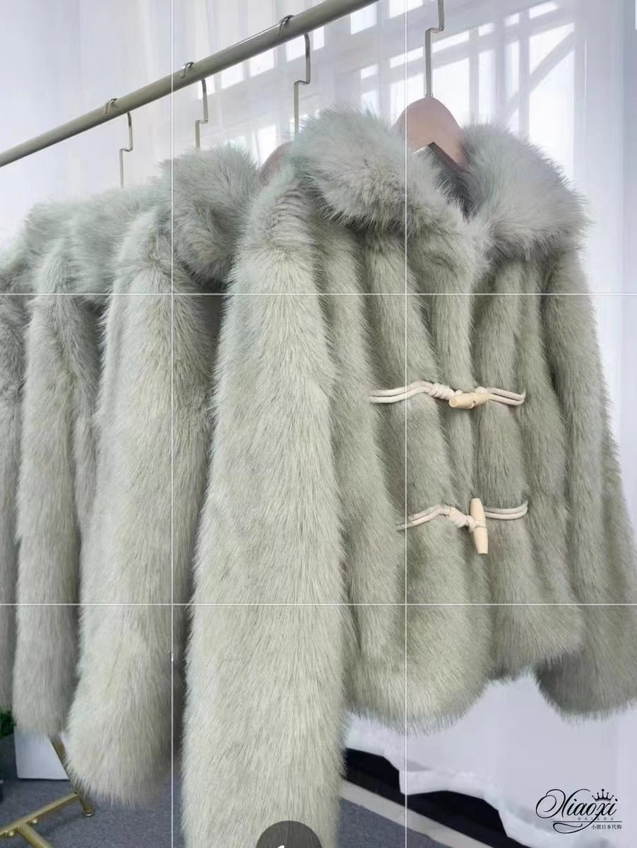 Manteau court en peluche avec bouton en corne verte et fourrure verte