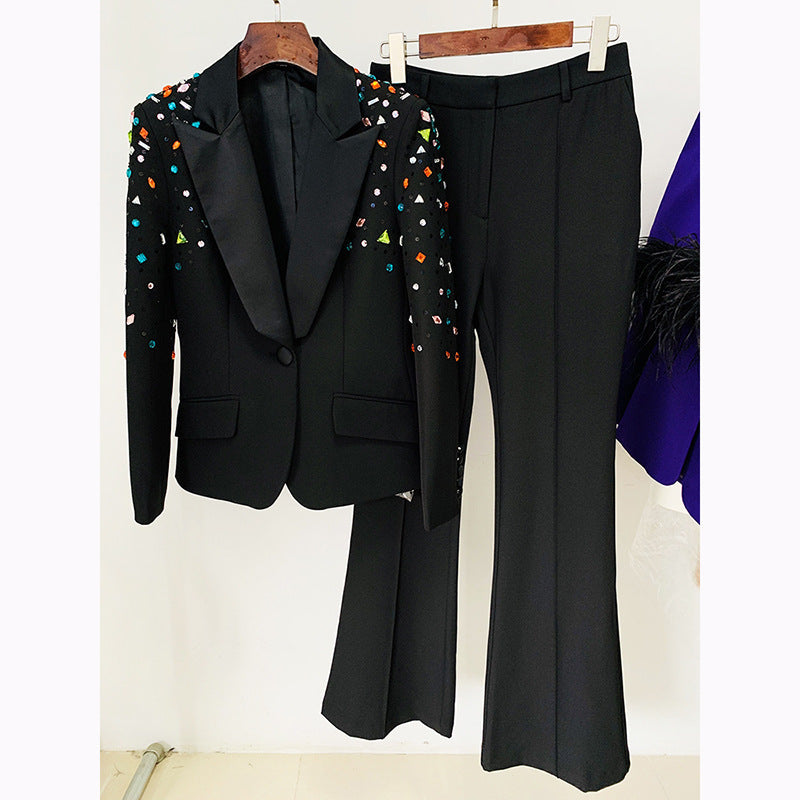 Traje de dos piezas con pantalones y abrigo con diamantes de color con cuentas