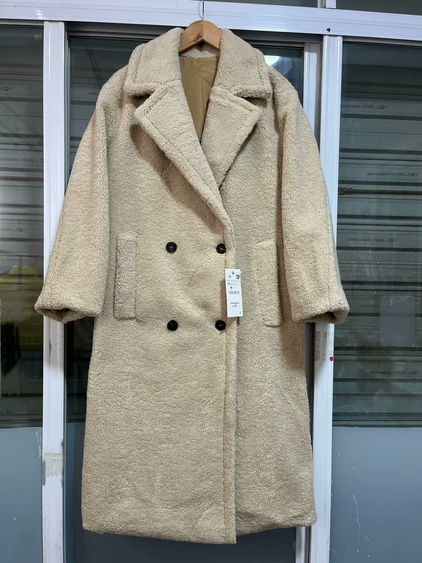 Manteau long en laine avec particules de fausse fourrure et ours en peluche