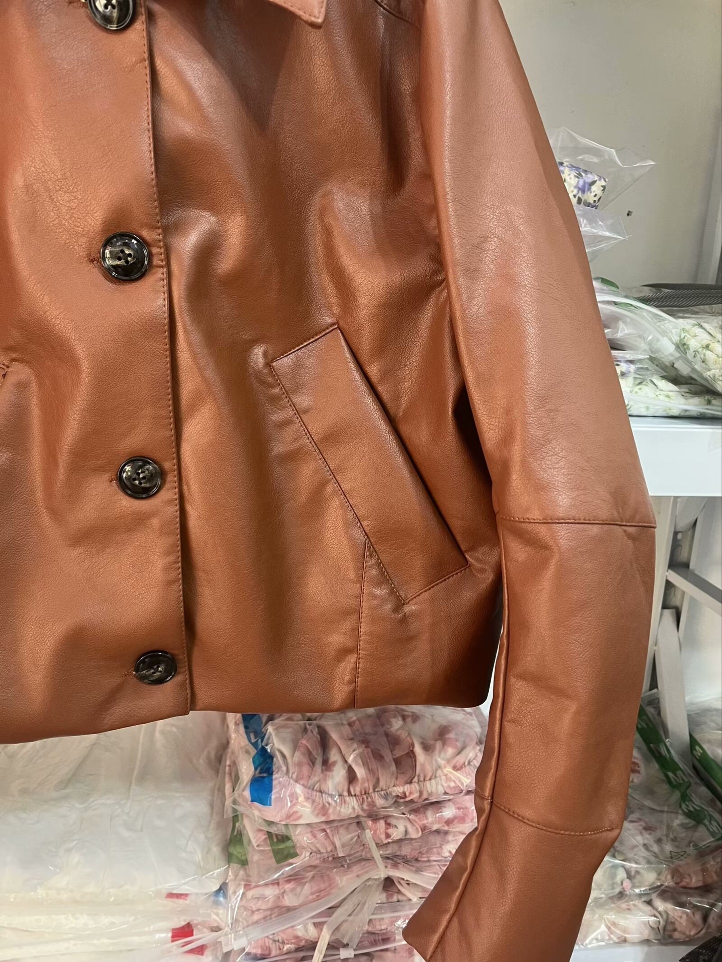 Chaqueta corta elegante de otoño con cuello vuelto, manga larga y botones decorados de cuero