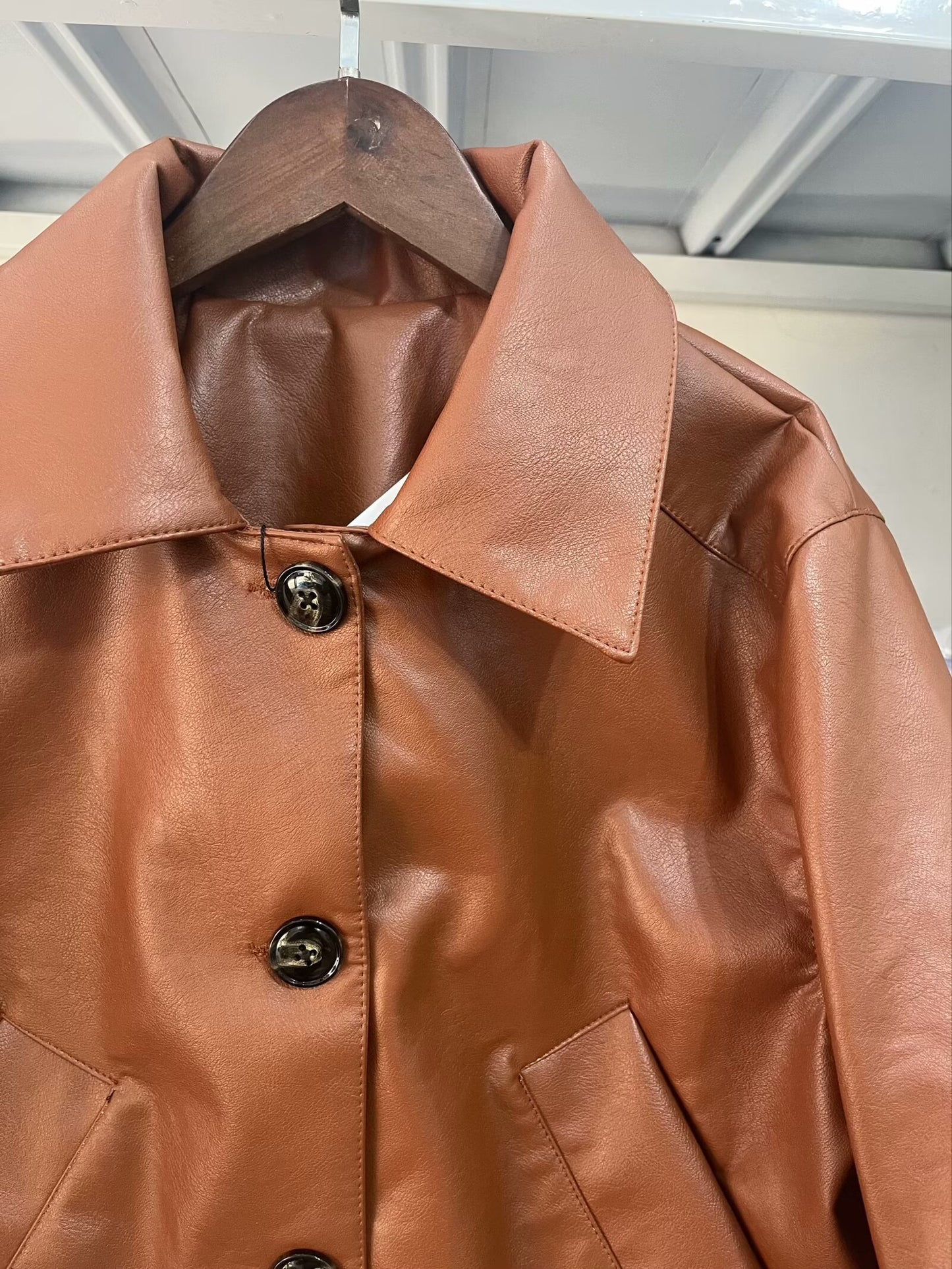 Chaqueta corta elegante de otoño con cuello vuelto, manga larga y botones decorados de cuero