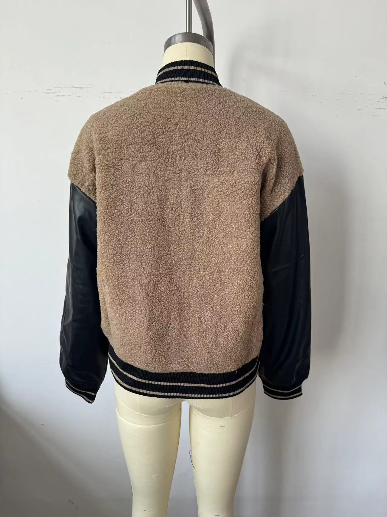 Manteau en laine d'agneau à coutures simples et élégantes pour femme