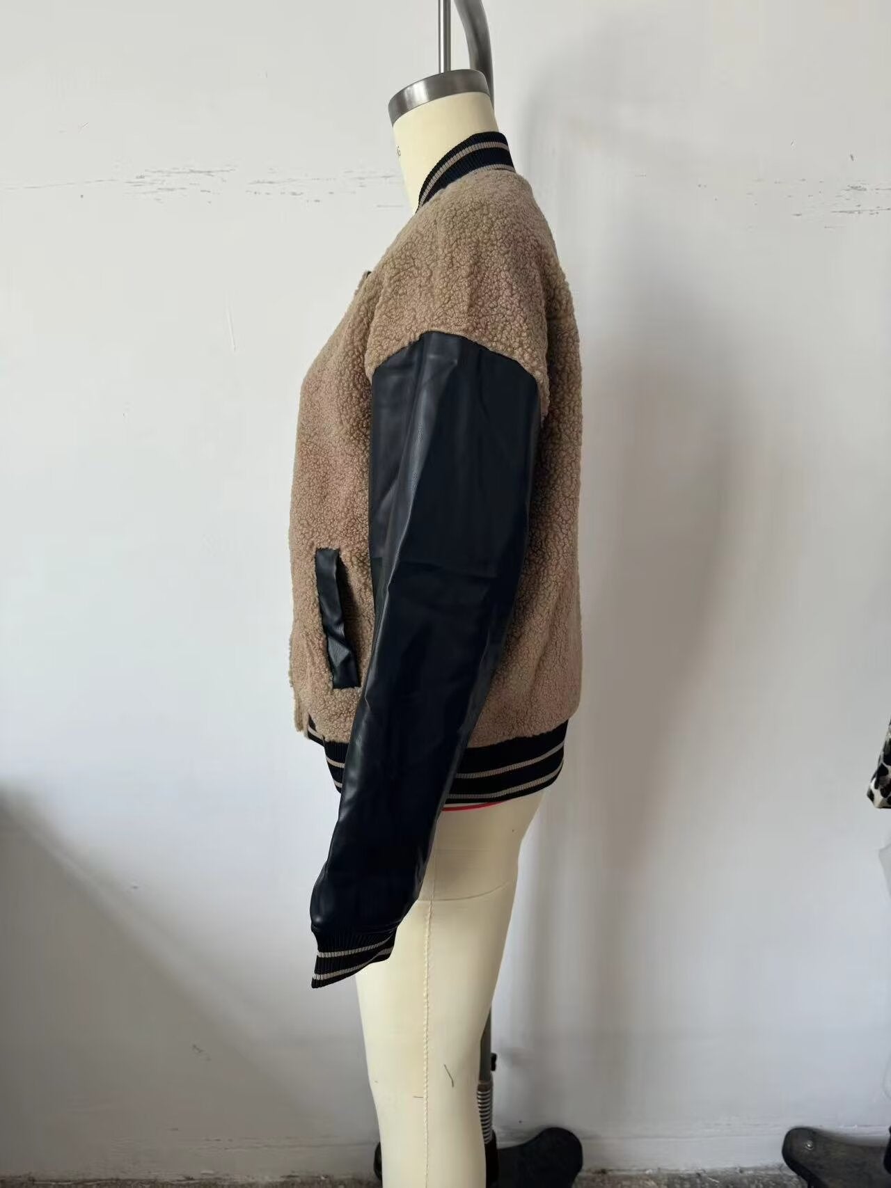 Manteau en laine d'agneau à coutures simples et élégantes pour femme