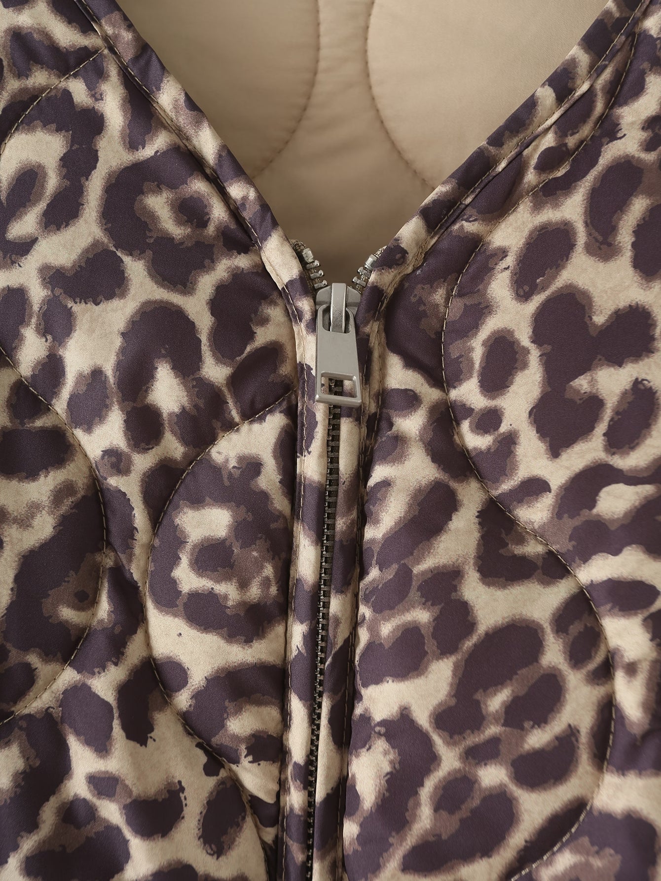 Manteau rembourré en coton à col ras du cou pour femme avec poches zippées et motif animalier