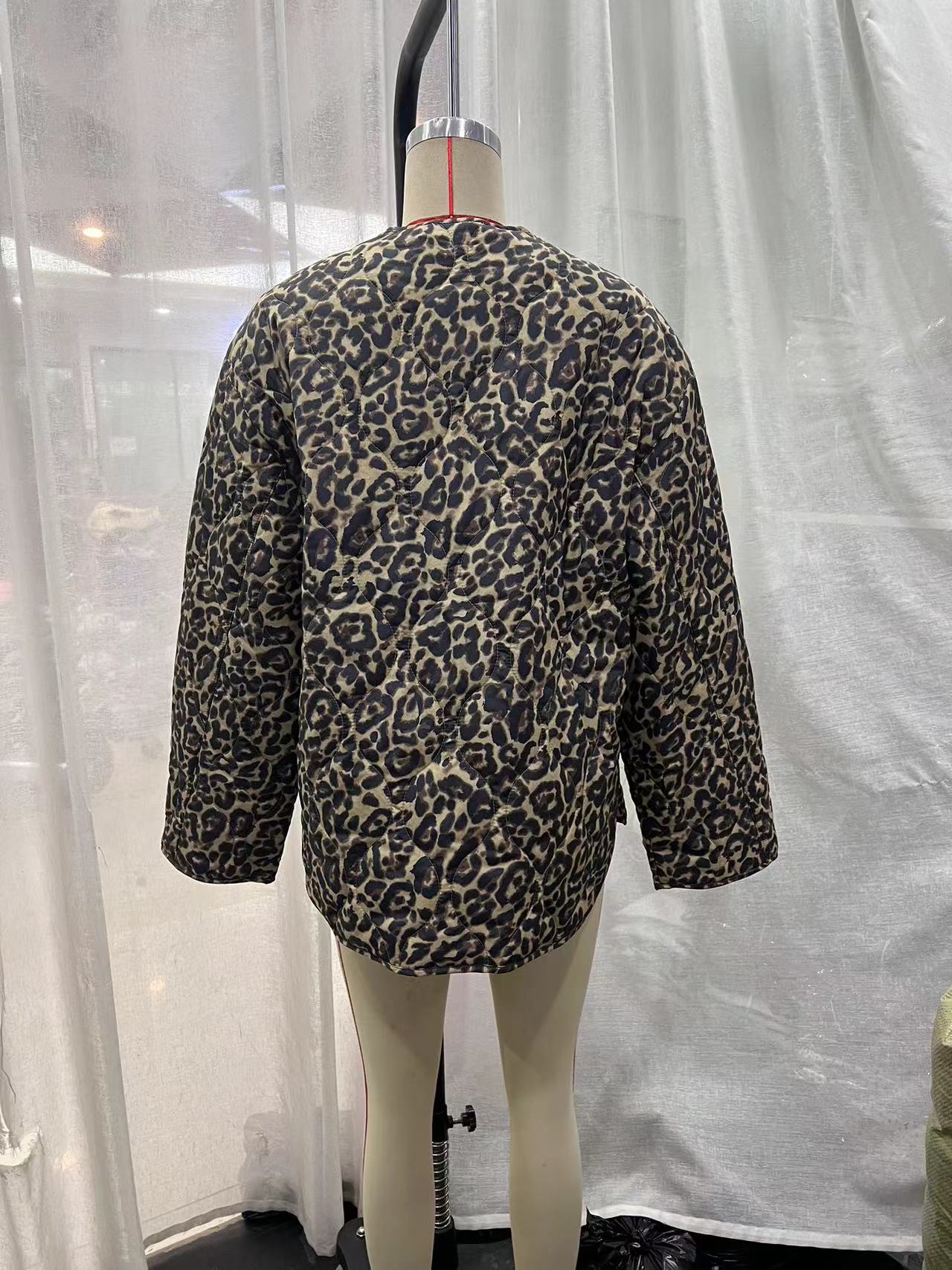 Manteau rembourré en coton à col ras du cou pour femme avec poches zippées et motif animalier