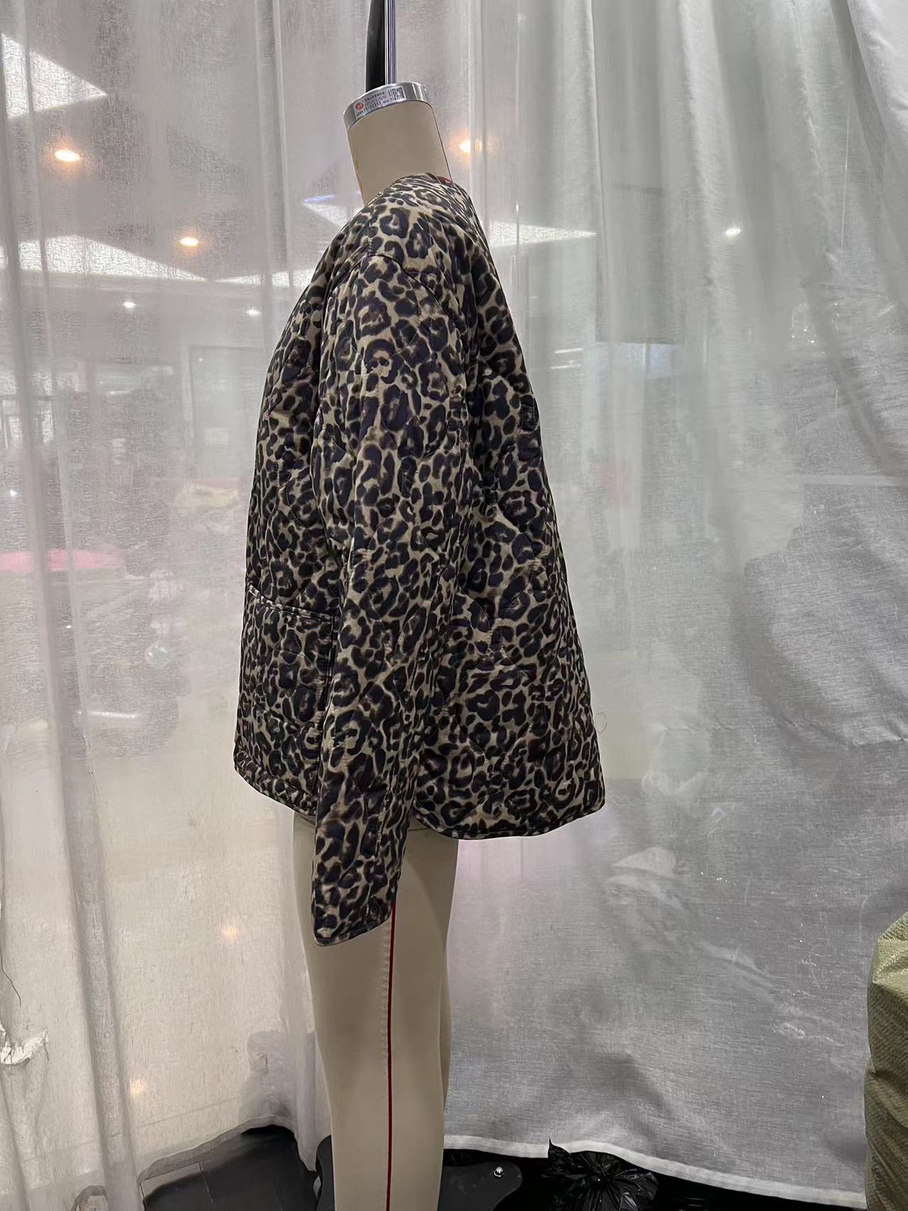 Manteau rembourré en coton à col ras du cou pour femme avec poches zippées et motif animalier