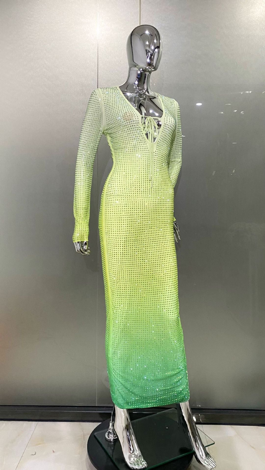 Robe fourreau en V profond avec strass brillants vert dégradé