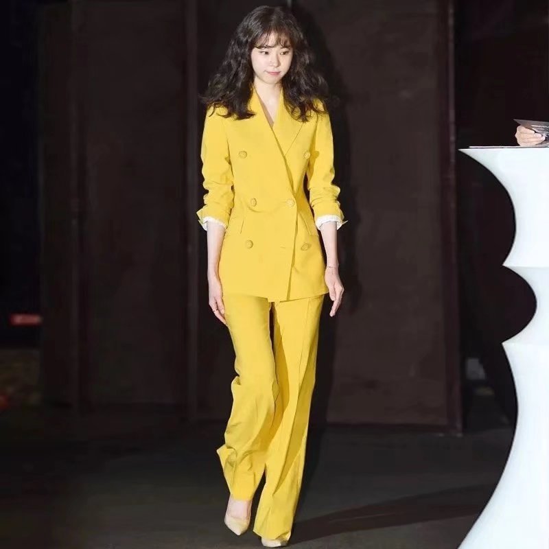 Traje pequeño profesional informal amarillo de dos piezas para mujer