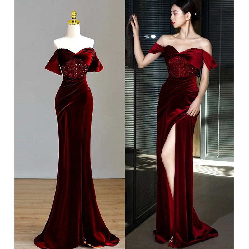 Robe à paillettes en velours rouge vin à épaules dénudées en queue de poisson