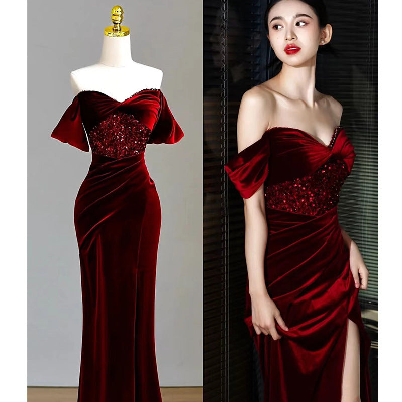 Robe à paillettes en velours rouge vin à épaules dénudées en queue de poisson