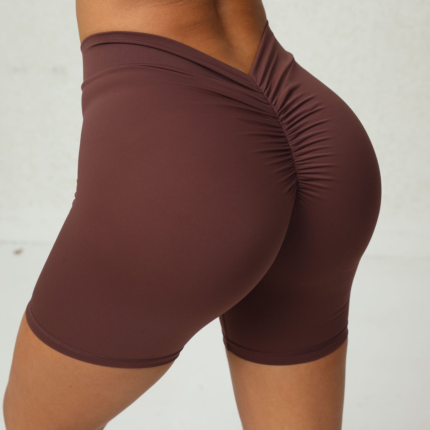 Pantalones cortos de yoga ajustados con arrugas en forma de V profunda y cintura trasera