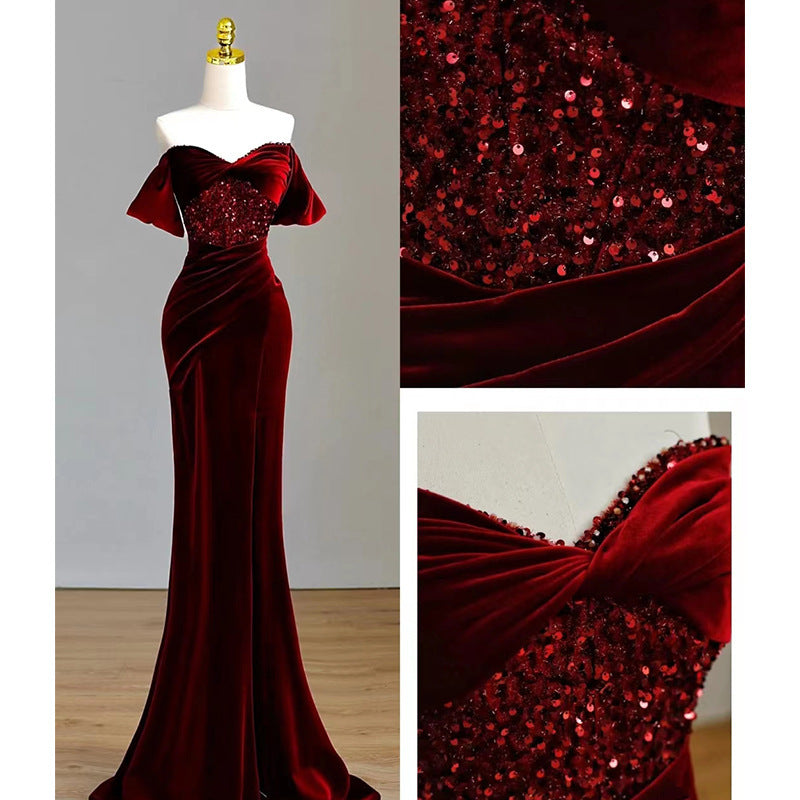 Robe à paillettes en velours rouge vin à épaules dénudées en queue de poisson