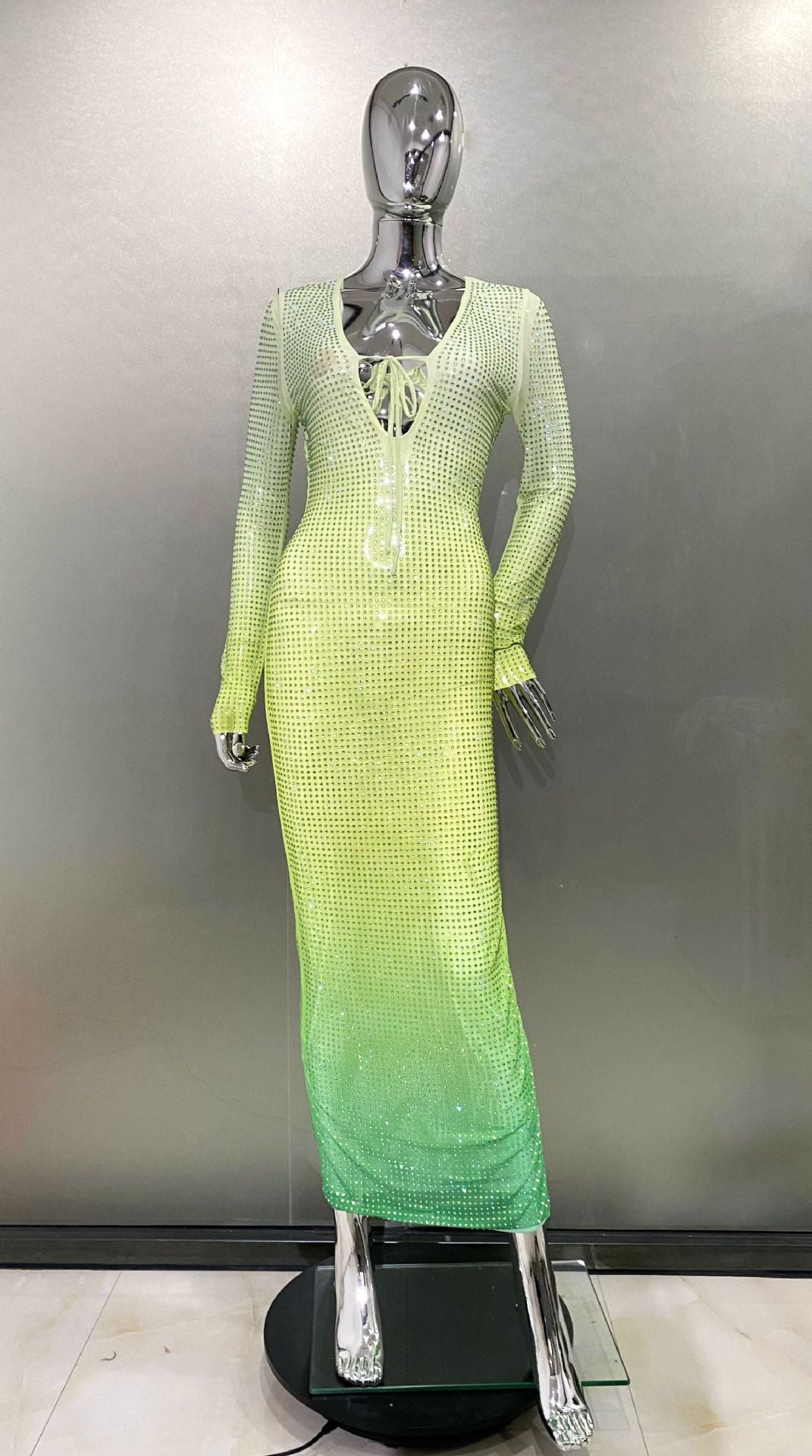 Robe fourreau en V profond avec strass brillants vert dégradé