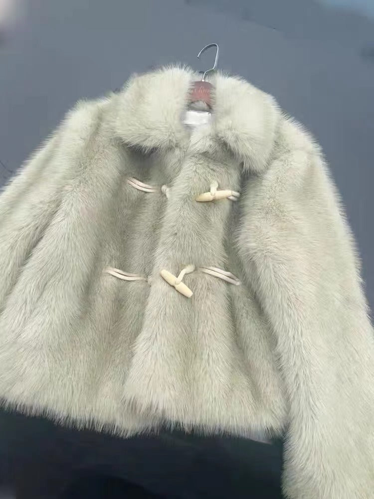 Manteau court en peluche avec bouton en corne verte et fourrure verte