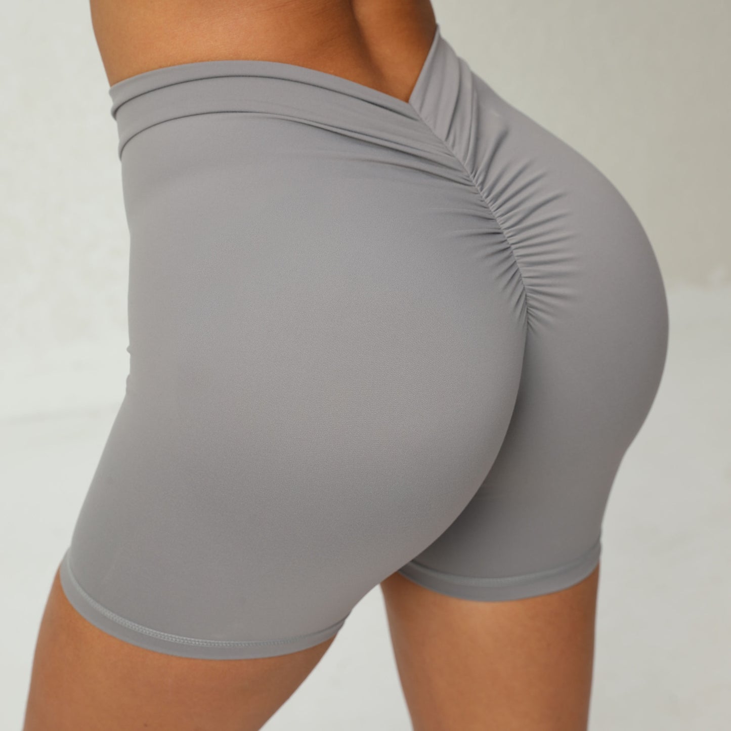 Pantalones cortos de yoga ajustados con arrugas en forma de V profunda y cintura trasera