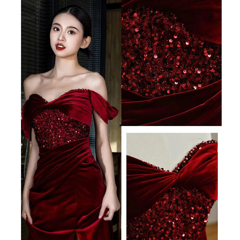 Robe à paillettes en velours rouge vin à épaules dénudées en queue de poisson