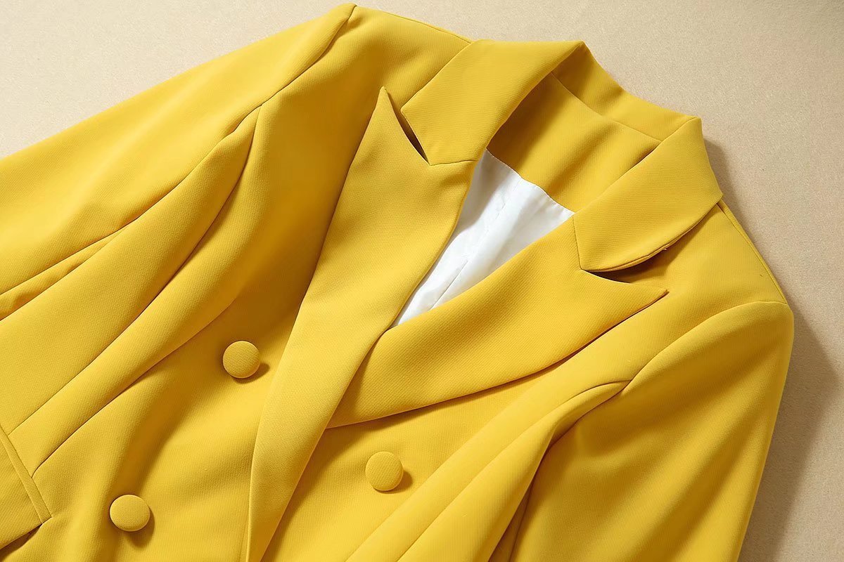 Traje pequeño profesional informal amarillo de dos piezas para mujer