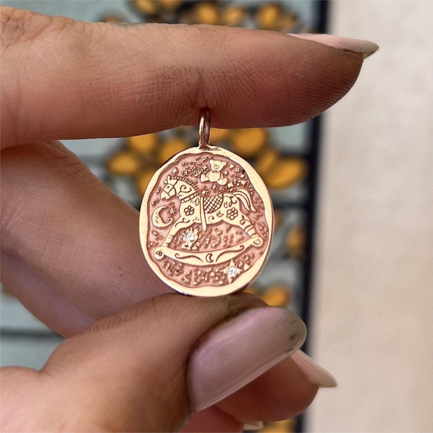 Collar con colgante en forma de moneda de latón chapado en oro de 18 quilates