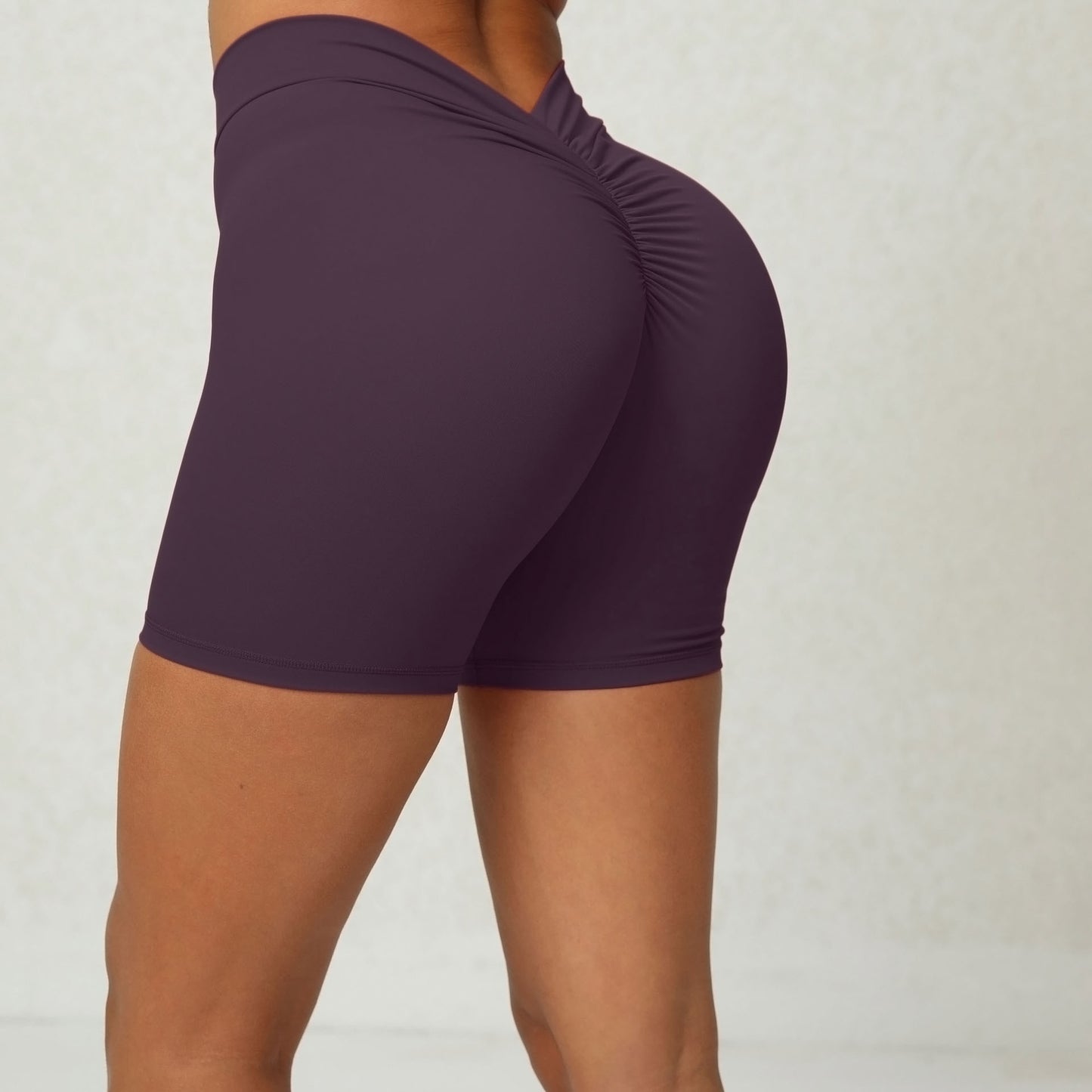 Pantalones cortos de yoga ajustados con arrugas en forma de V profunda y cintura trasera