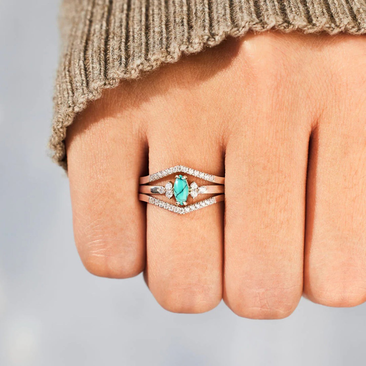 Bague en zircon incrusté en forme de V turquoise artificielle