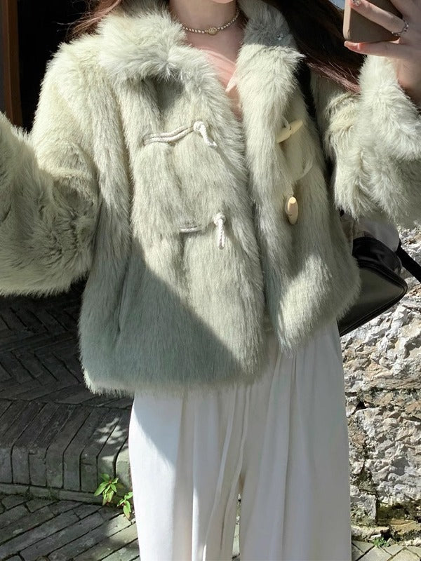 Manteau court en peluche avec bouton en corne verte et fourrure verte