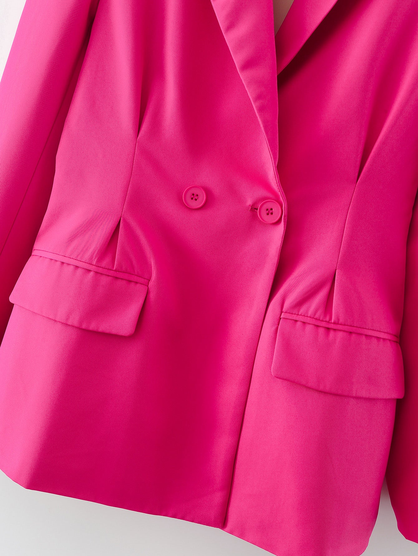 Les femmes portent un blazer slim plissé à double boutonnage rouge rose au début du printemps