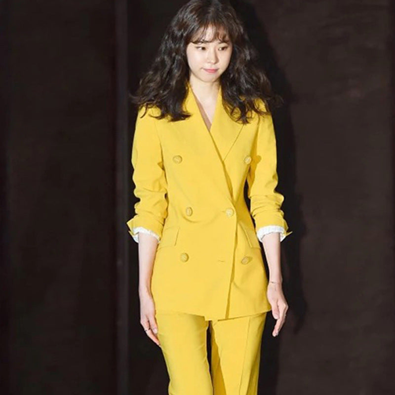 Traje pequeño profesional informal amarillo de dos piezas para mujer