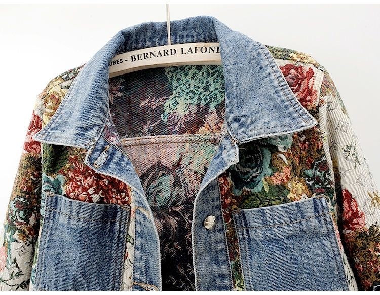 Abrigo denim con solapa y manga larga con patchwork estampado todo fósforo