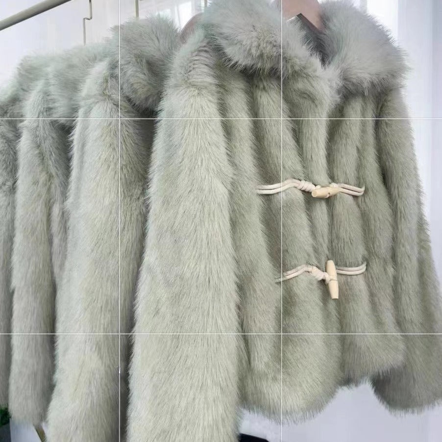 Manteau court en peluche avec bouton en corne verte et fourrure verte