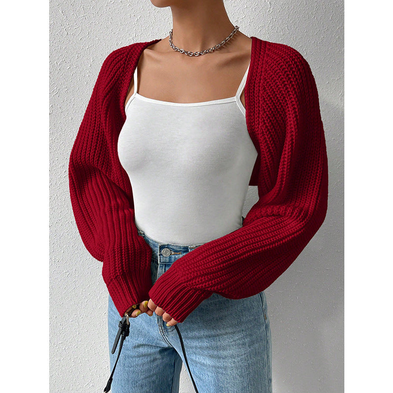 Portez un pull de couleur unie, un chemisier, un manteau, un cardigan simple à manches d'épaule et à col court sans boucle