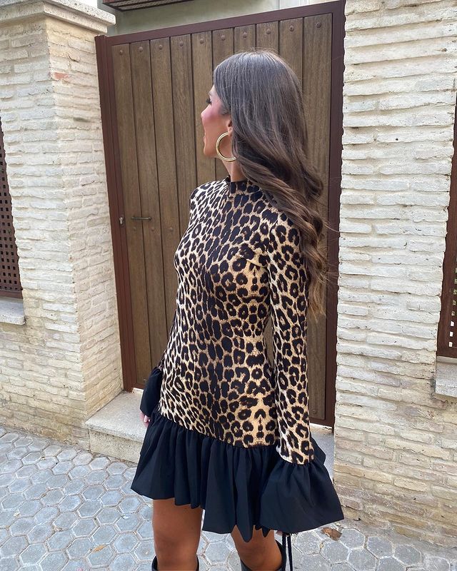 Vestido mini ajustado de manga larga con mangas acampanadas y estampado de leopardo de otoño