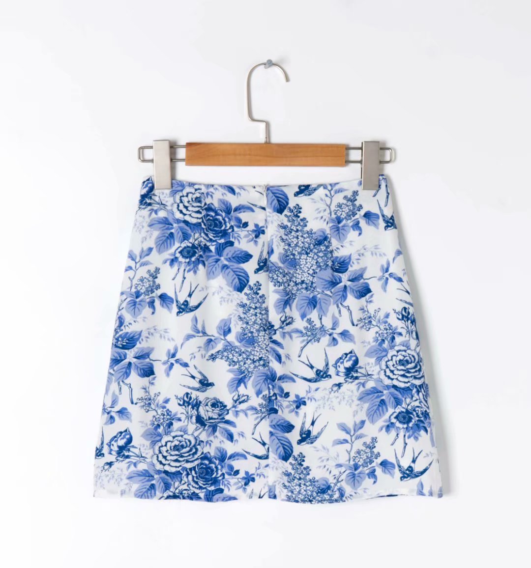 Falda azul adelgazante elástica con estampado de porcelana azul y blanca