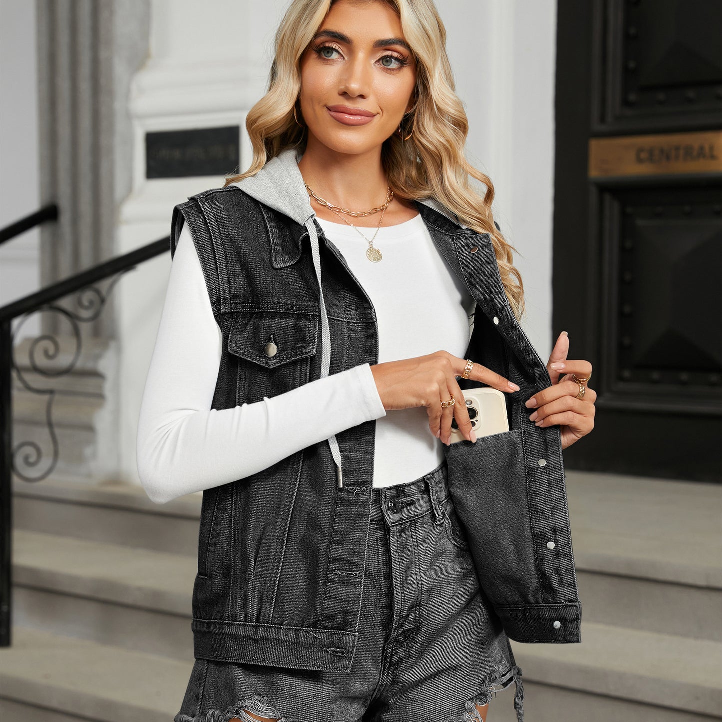 Gilet en jean délavé à capuche pour femme