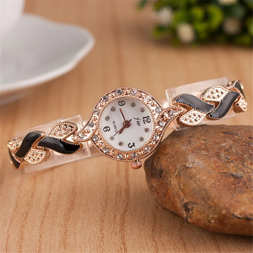 Un conjunto de tres piezas de joyería y reloj de cuarzo con incrustaciones de diamantes para mujer, elegante, informal y versátil.