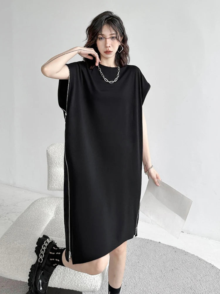 [EAM] Women Black Zipper Big Size Casual Dress New Round Neck Short Sleeve Loose Fit Fashion Tide Spring Summer 2024 1DF7865