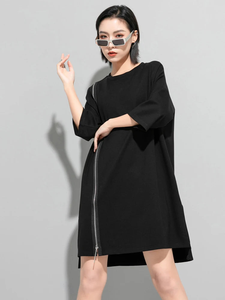 [EAM] Women Black Zipper Big Size Dress New Round Neck Three-quarter Sleeve Loose Fit Fashion Tide Spring Autumn 2024 1DF5283