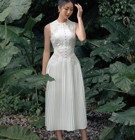 Vestido plisado con bordado de flores rosas blancas a la moda, novedad de verano 2024, Vestidos por debajo de la rodilla de gasa con retazos de encaje sin mangas y cuello redondo para mujer