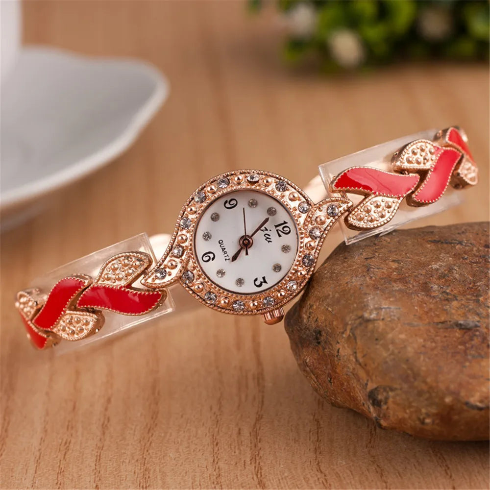 Un amour pour femme élégant, décontracté et polyvalent avec une montre à quartz et des bijoux incrustés de diamants, ensemble de trois pièces