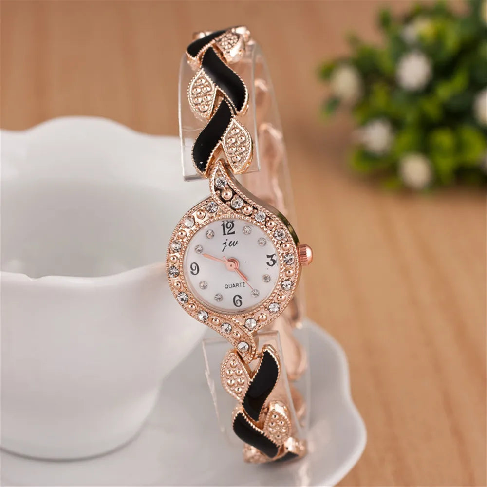 Un conjunto de tres piezas de joyería y reloj de cuarzo con incrustaciones de diamantes para mujer, elegante, informal y versátil.