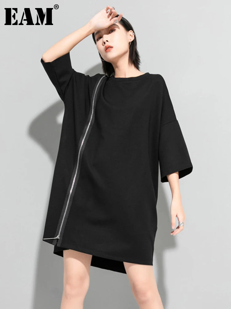 [EAM] Women Black Zipper Big Size Dress New Round Neck Three-quarter Sleeve Loose Fit Fashion Tide Spring Autumn 2024 1DF5283