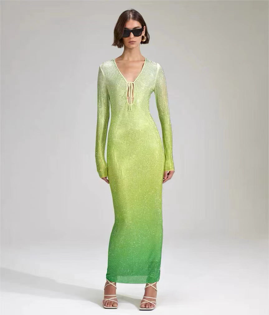 Robe fourreau en V profond avec strass brillants vert dégradé