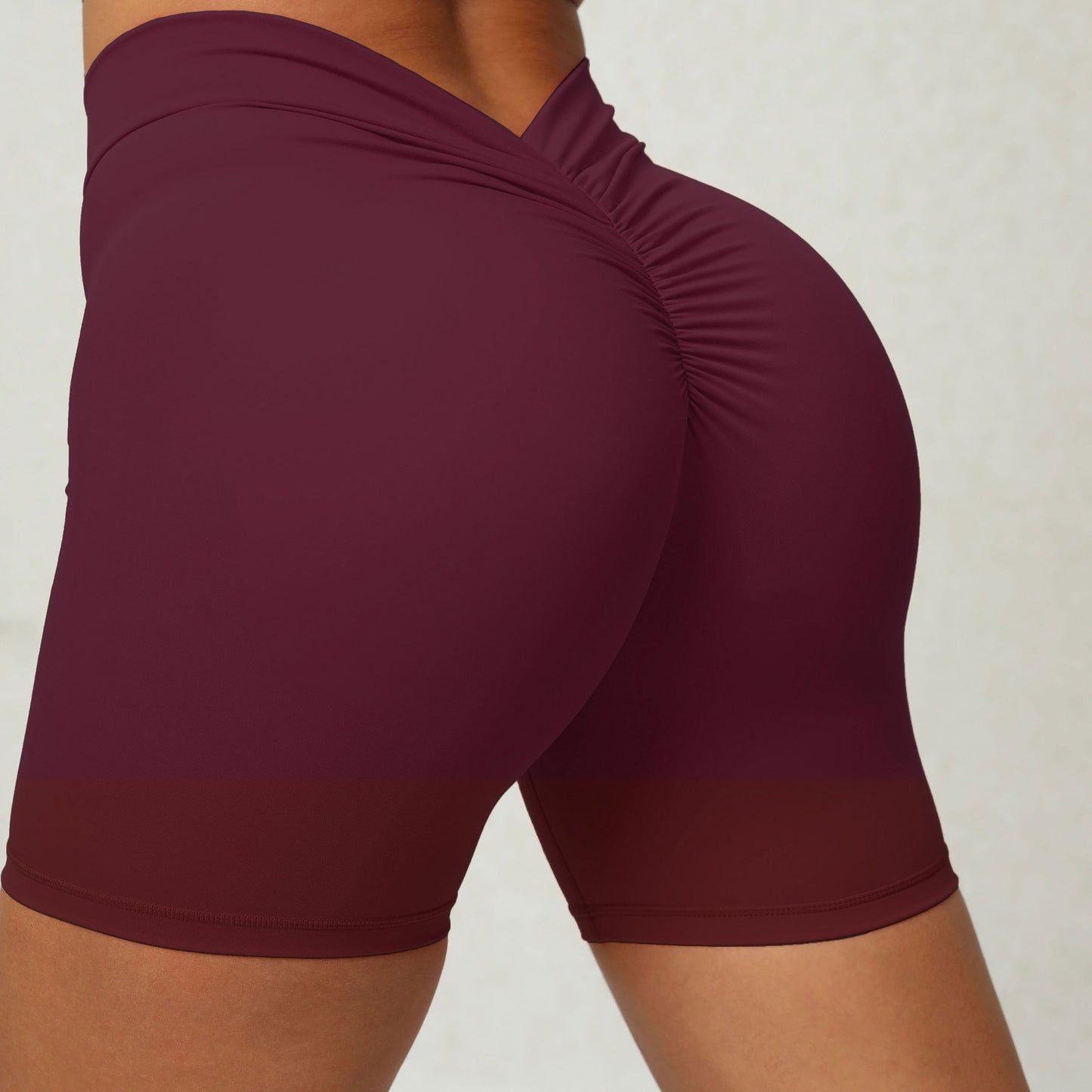 Pantalones cortos de yoga ajustados con arrugas en forma de V profunda y cintura trasera