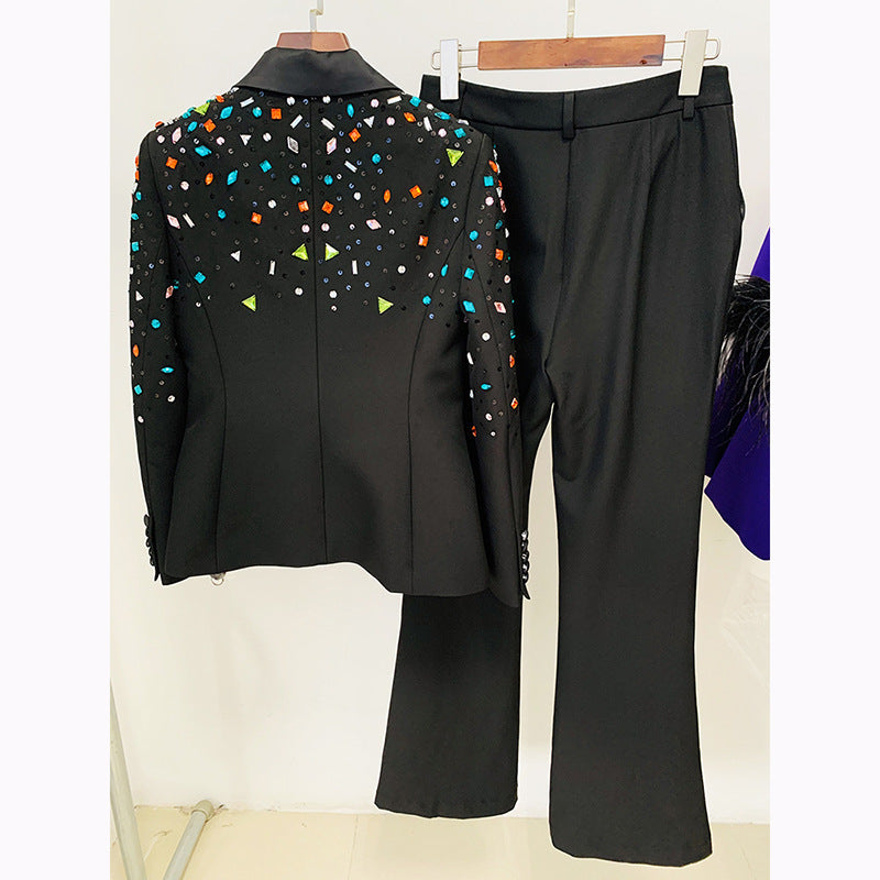 Traje de dos piezas con pantalones y abrigo con diamantes de color con cuentas