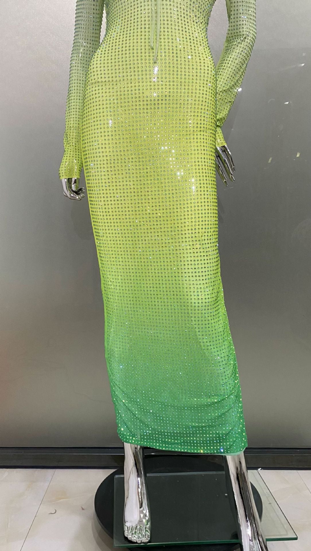 Robe fourreau en V profond avec strass brillants vert dégradé