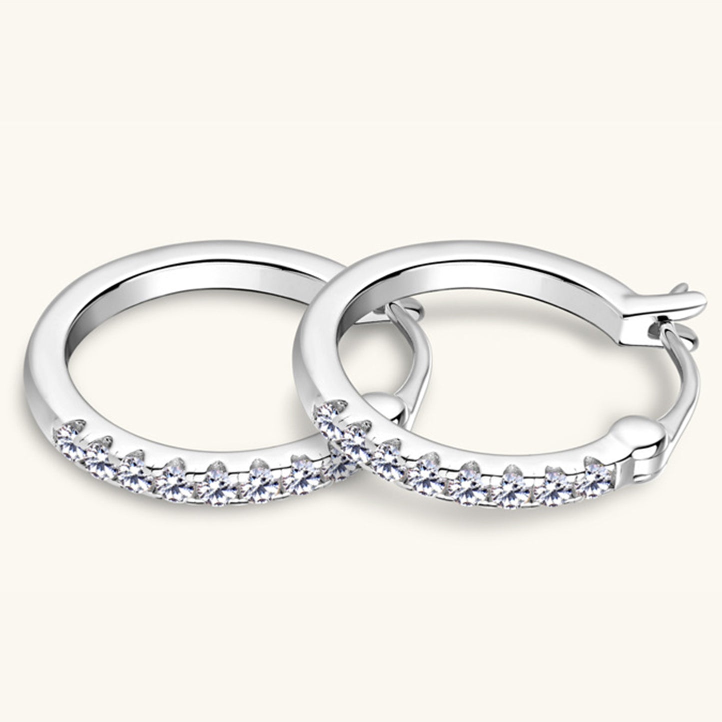 Boucles d'oreilles Huggie en argent sterling 925 et moissanite